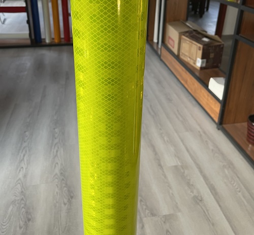 國(guó)標(biāo)四類熒光黃綠反光膜